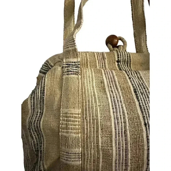First Class boho shoulder bag, woven w/ wooden bead closure - Picture 4 of 14